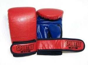 Главным атрибутом для боксеров, конечно же , есть – перчатки. Обычно спортсмены пользуются двумя парами перчаток, из которых одни предназначены для тренировок, а другие – для боев. Тренировочные перчатки различают двух видов – снарядные и спарринговые. Последние используют на тренировочных поединках, а первые – для работы с боксерским мешком. Рекомендуется проводить спарринги в перчатках, которые весят 12 унций и более. Конечно, в тяжелых перчатках быстрее устаешь, они более объемные, а новички посчитают их неудобными. Однако, что бы не потерять безопасность, лучше использовать именно такие. В боксе большими перчатками надежнее закрыть лицо и не травмировать кисти рук. Боксерские боевые перчатки сертифицируют и разделяют двумя группами: для любителей и профессионалов. Во время поединков между профессионалами для конкретного боя определяется вес экипировки. Спортсмены полусреднего веса используют перчатки в 8 унций. Для любительских поединков и спортсменам с более тяжелым весом нужно одевать перчатки в 10 унций. Говоря о конструктивных особенностях боксерских перчаток, нужно сказать, что у любительских - большой палец пришили , параллельно кисти. Это позволяет новичкам не делать сильные удары и не травмировать большой палец. У профессиональной экипировки большой палец расположен анатомически относительно кулака. Говоря о материалах, хочется сказать, что и профессионалам и новичкам предпочтительнее покупать изделия, сделанные из натуральной кожи, в середине которых – слоистый наполнитель. Стоимость их дороже, но и защита лучшая и прослужат они дольше, чем синтетическая экипировка. НЕ нужно напоминать, что каждая экипировка требует ухода. Поэтому следует выполнять несложные правила по уходу за ней: -закончив тренировку, экипировку необходимо вытянуть из сумки на открытый воздух, что бы просушить. Если этого не делать, внутри перчаток начнут размножаться грибки, уменьшая срок их службы, появится неприятный запах; - что бы удалить запах пота, применяют специальные спреи и дезодоранты, распыляя которые внутри перчаток, удаляют неприятный запах и грибки; - гелиевые прокладки и эластичные бинты дополнительно защищают от травм кисти рук, а сами перчатки - от влаги. Для частых тренировок приобретают две пары перчаток. Сегодня не существуют проблемы с приобретением качественных спортивных товаров от мировых брендов. Необходимые Вам изделия, при желании всегда можно заказать и купить в интернет-магазинах, где выбор всегда есть.
